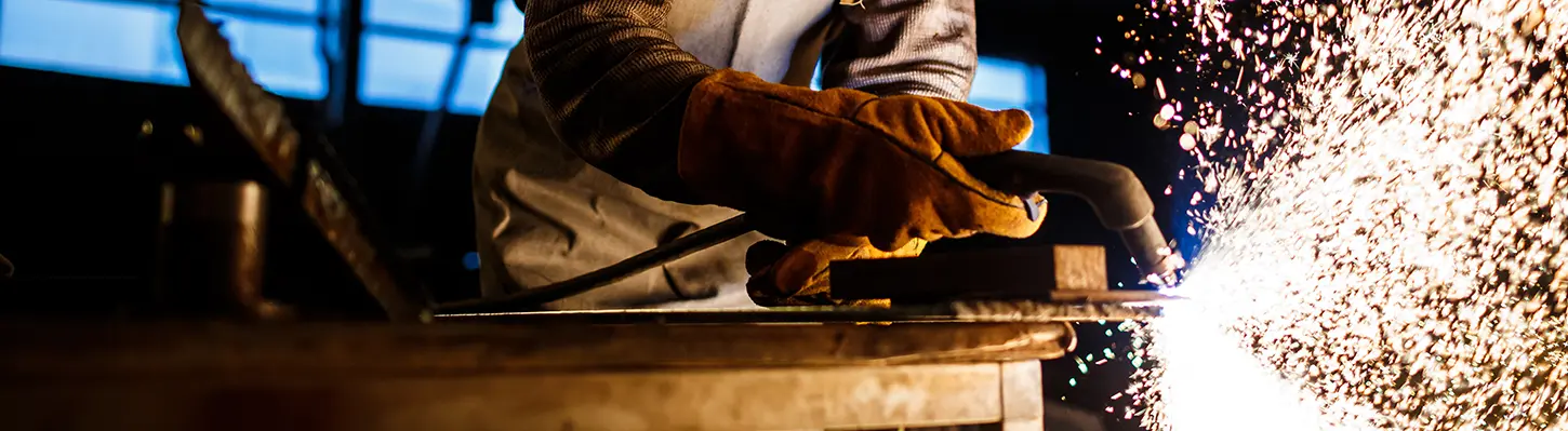 plasma cutting man plasma cutting metal